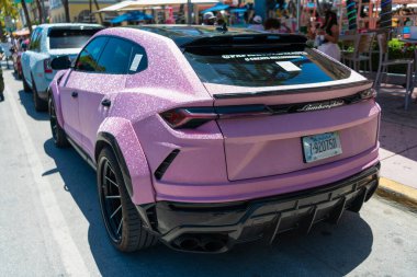 Miami, Florida, ABD - 26 Temmuz 2025 Lamborghini Urus lüks SUV, pırıl pırıl pırıl pırıl pırıl pırıl ayar. Lüks mor renkli Lamborghini Urus. Lamborghini Urus 'un arabası dışarı park edilmiş, köşe manzaralı..