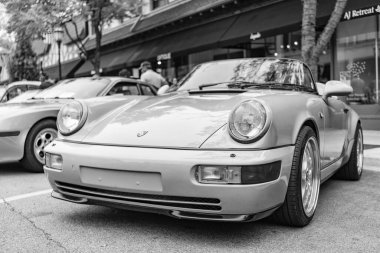 Chicago, Illinois - 29 Eylül 2024: Porsche 911 Carrera Coupe yolda. Porsche 911 Carrera Roadster sarı renk. Porsche 911 Chicago 'daki Carrera Speedster..