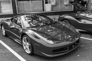 Chicago, Illinois - 29 Eylül 2024: Ferrari 458 Italia kırmızı renk. Ferrari 458 Italia caddeye park etmiş. Köşeden bak. Lüks Ferrari 458 İtalya Chicago 'da