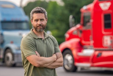 Yarı kamyon aracı. İspanyol kamyoncu adam. Kamyonetin önündeki İspanyol şoför. Kamyon sahibi. Kamyon şoförü. Kamyon kamyonunun yanında bir erkek kamyon şoförü. Ulaşım araçları, afiş.