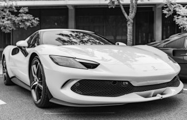 Chicago, Illinois - 29 Eylül 2024: Ferrari 296 GTS veya GTB sarı renk. Ferrari 296 GTS ya da GTB caddeye park etmiş. Köşeden bak. Lüks Ferrari 296 GTS veya Chicago 'da GTB