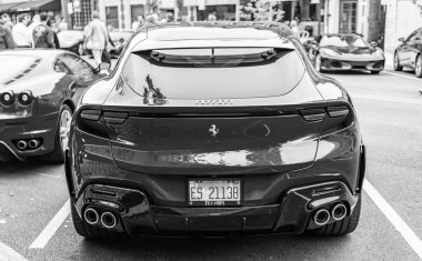 Chicago, Illinois - 29 Eylül 2024 Ferrari Purosangue kırmızı renk. Ferrari Purosangue SUV sokağa park etmiş. Arkadan bak. Şatoda lüks Ferrari Purosangue