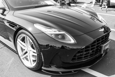 Chicago, Illinois, ABD - 08 Eylül 2024: 2008 Aston Martin V8 DB12 coupe spor arabası, köşe manzaralı. Aston Martin V8 DB12 coupe. Aston Martin V8 DB12 coupe araba Chicago Oto Fuarı 'nda.