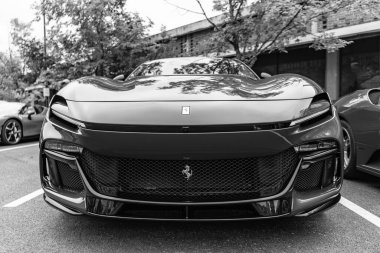 Chicago, Illinois - 29 Eylül 2024 Ferrari Purosangue kırmızı renk. Ferrari Purosangue SUV sokağa park etmiş. Ön manzara. Şatoda lüks Ferrari Purosangue