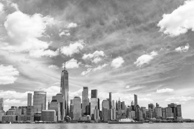 Jersey 'den New York. Manhattan güzel silueti, New York, Birleşik Devletler. Manhattan 'ın ortasındaki New York şehrinin gökyüzü manzarası. ABD, New York, New York, Manhattan. New York gökdelenleri