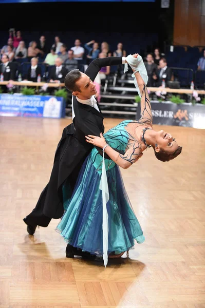 Casal de dança de salão dançando na competição — Fotografia de Stock