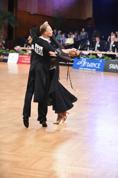 Casal de dança de salão dançando na competição — Fotografia de Stock