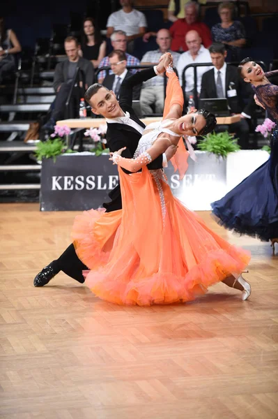 Baile de salón pareja bailando en la competencia — Foto de Stock