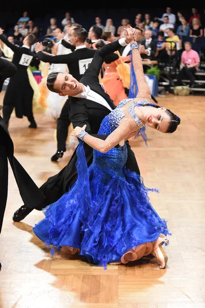 Ballroom dance couple dancing at the competition — Stock Photo, Image