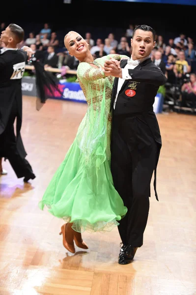 Ballroom dance par dans på tävlingen — Stockfoto