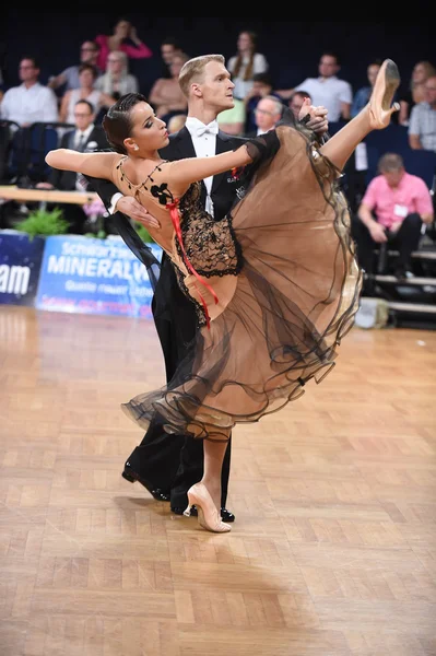 Casal de dança de salão dançando na competição — Fotografia de Stock