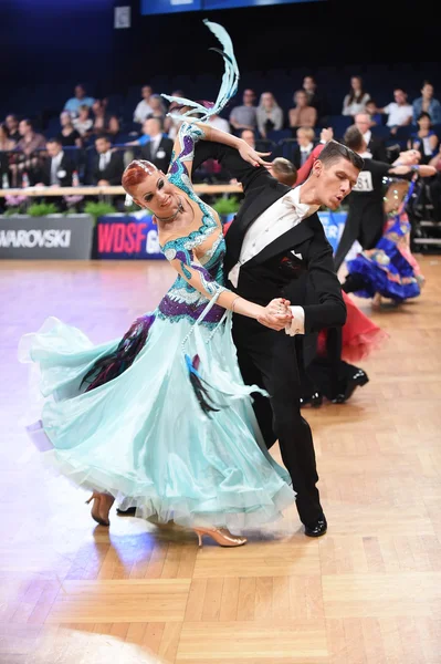 Baile de salón pareja bailando en la competencia —  Fotos de Stock