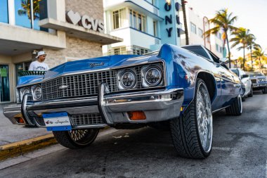 Miami, Florida, ABD - 07 Nisan 2025: Chevrolet Impala 'nın eski arabası yolda, köşe manzaralı. Chevrolet Impala 1958 model eski bir araba. Lüks Chevrolet Impala. Klasik araç.