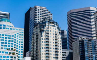 Gökdelen şehir manzarası. Şehir merkezindeki modern şehir. İş şehri. İş bölgesindeki gökdelen binasının manzarası. Gökdelenin şehir mimarisi. Şehir manzaralı bir şehir. Tarihi gökdelenler.