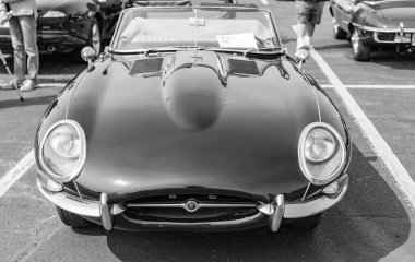 Chicago, Illinois, ABD - 08 Eylül 2024: Jaguar E Tipi 1969 üstü açılabilir araç, köşe manzaralı. Retro vintage sportscar. Üstü açılır Jaguar E tipi araba. Chicago 'da Jaguar E Tipi