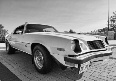 Park Ridge, Illinois, ABD - 21 Ağustos 2024: Otomobil fuarına park edilmiş beyaz araba, köşe manzaralı. Chevrolet Camaro 1976 eski araba. Chevrolet Camaro 'nun beyaz arabası. Chevy Camaro.