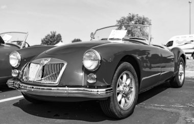 Chicago, Illinois, ABD - 08 Eylül 2024: MG MGA spor, üstü açılabilir araç, köşe görüş. Retro kırmızı spor yara izi. Üstü açık MG MGA arabası. Chicago 'da MG MGA