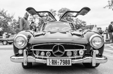 Chicago, Illinois - 29 Eylül 2024: klasik Mercedes-Benz 300 SL siyah renk. Caddeye park edilmiş klasik lüks Mercedes-Benz 300 SL. Ön manzara. Chicago 'da Retro Mercedes-Benz 300 SL