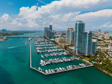 Lüks yat Miami marinasına yanaştı. Miami 'deki kıyı şeridinin havadan görüntüsü. Yelkenli Miamis kıyısı boyunca ilerliyor. Limanın üstündeki Miami silueti