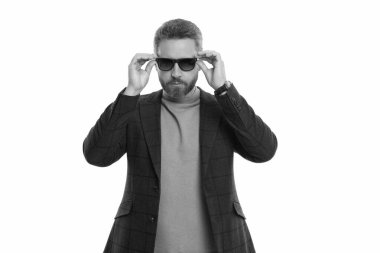 Şık ve modaya uygun. İspanyol manken. Beyaz giysili şık erkek kıyafetleri. İş ceketli ve güneş gözlüklü bir adam. Olgun adam erkek giyim tarzı giyinir. Tasarlanmış modacı.