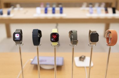 Miami, Florida, ABD - 01 Ekim 2025: Apple watch ultra. Akıllı Apple 'lı dijital cihaz mağazası. Şirket Apple mağazası. Akıllı saat aleti sergileniyor. Apple izleme ultra sunumu.