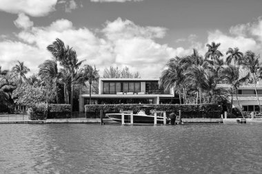 Otel binası. Konut mimarisi ve yat. Modern bina. Rıhtımda bir apartman dairesi. Rıhtım manzaralı bir ev. Yazın tatil binası. Huzurlu deniz kenarında yaşamak.