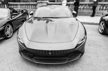 Chicago, Illinois - 29 Eylül 2024: Ferrari Roma siyah rengi. Ferrari Roma caddeye park etmiş. Ön manzara. Şatoda lüks Ferrari Roma