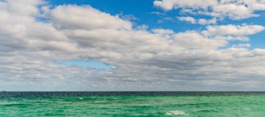 Deniz manzarası cenneti. Okyanus sahilinde gün doğumu. Yaz tatilinde gün batımı deniz manzarası. Deniz bulutlu gökyüzü ile ufuk çizgisi. Denizde sakin bir ufuk. Romantik yaz tatili deniz manzarası. Gün batımında plaj.