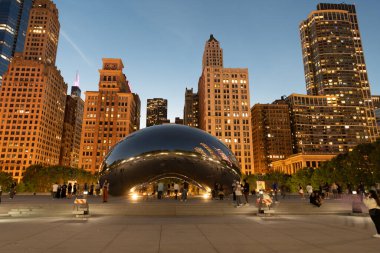 Chicago, 2-22 Ekim. 2024: Chicago şehir manzarası. Şehir gece gökdelen binası. Skyline mimarisi. Chicago şehri aydınlatılmış bina. Chicago 'da bir gece. Gökdelen mimarisi. Metropolis 'te akşam.