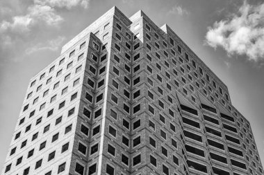 İş bölgesindeki ofis binası. Gökdelen mimarisi. İş gökdeleninde. Modern bina. Şehir merkezindeki gökdelen. Şehir merkezinde gökdelenli. Modern mimari.