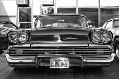 Park Ridge, Illinois, ABD - 22 Ağustos 2024: Chevrolet Delray 'in siyah arabası. Chevy Chevrolet Delray. Otomobil fuarında park etmiş siyah bir araba. Chevrolet Delray eski araba.