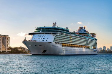 Miami, Florida, ABD - 24 Aralık 2024: Royal Karayipler Uluslararası Gemi Gemisi. Gemi turu. Gemi yolculuğa başlıyor. Deniz Gezisi Gemi Yolculuğunun Bağımsızlığı. Yaz tatilinde gezmek.