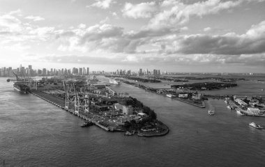 Liman marinası manzarası. Seyahat güzergahı. Kargo gemisi Miami limanına yanaştı. Miami Güney Sahili, Florida. Florida 'daki liman manzarası. Kargo gemisiyle Miami Limanı.