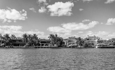 Rıhtımda teknesi olan bir daire. Rıhtım manzaralı bir ev. Yaz tatili. Lüks liman otel binası. Yaz tatili. Lüks yerleşim bölgesinde yat..