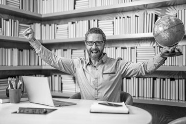 Öğretmenler günü. Sınıfta mutlu bir üniversite öğretmeni. Online özel ders. Okulda çevrimiçi sınıf. Okul sınıfında online eğitim. Öğretmenim sınıfta. çevrimiçi eğitim.