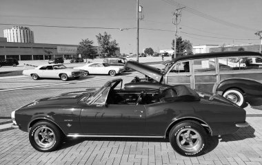 Park Ridge, Illinois, ABD - 21 Ağustos 2024 Chevrolet Camaro SS 'in kırmızı arabası. Chevy Camaro dışarıda. Otomobil fuarında park edilmiş kırmızı araba, yan görüş. Chevrolet Camaro SS 350 üstü açık eski araba.