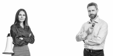 Reklam konsepti. İş fikri reklamı. Mikrofonlu ve hoparlörlü iş adamları beyaza izole edildi. İşadamı organizatörünün bir fikri var. İş ilanı. Promosyon indirimi.