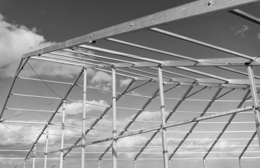 Framework inşaat mimarisi. Mimari detay. Bulutlu gökyüzünde metal yapı kurulumu. Metal yapı. Yapı tasarım mühendisliği. İnşaat alanında yapı mühendisliği.