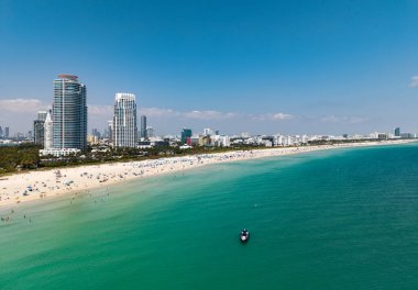 Miami sahil şeridinin hava manzarası. Miami Beach 'te gökdelenler ve gökdelenler. Yaz Miamis titreşimleri. Miami Sahili 'nin panoramik manzarası. Miami 'nin ünlü simgeleri