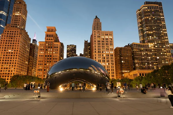 Chicago, 2-22 Ekim. 2024: Chicago şehir manzarası. Şehir gece gökdelen binası. Skyline mimarisi. Chicago şehri aydınlatılmış bina. Chicago 'da bir gece. Gökdelen mimarisi. Metropolis 'te akşam.