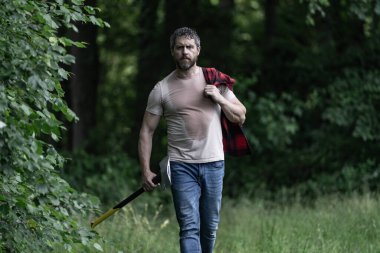 Baltalı bir adam ormanda. Oduncu baltayı taşır. Ormanların yok edilmesi. Baltalı, terli, olgun bir adam. Ormanda baltayla oduncu. Oduncu baltayla yorgun düştü. Güçlü adam ormanda çalışır..