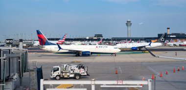 Chicago, Illinois, ABD - 15 Haziran 2025: Havacılık. Delta Havayolları 'nın uçağı geldi. Gidiş ve varış havaalanı terminaline. Uçak terminali. Uçakla git. Havaalanı terminali.