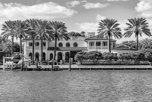 Rıhtım manzaralı bir ev. Yaz tatili. Lüks liman otel binası. Yaz tatili. Lüks yerleşim alanı olan bir manzara. Sahil kıyısında bir apartman dairesi. Palmiye ağacı.