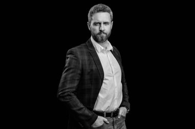 Başarılı bir iş adamı, siyahtan soyutlanmış. Kendine güvenen bir yönetici. İşletme. İş elbisesi. Resmi erkek giyim konsepti. Resmi giysili adam. Zarif takım elbiseli bir iş adamı. İş geliştirme.