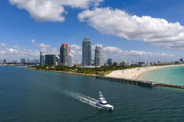 Miami ufuk çizgisinde lüks bir yat turu. Miami 'de turkuaz sulardaki teknelerin havadan görüntüsü. Güney Florida Miami 'de yat inzivası. Yelkenli gemilerle Miami şehri manzarası. Rıhtıma bakan Miamis Panoraması