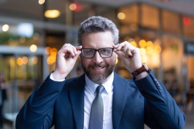 Başarılı iş adamı lideri. Takım elbiseli hırslı bir işadamı. İş adamı portresi. Başarılı bir iş vizyonu. Girişimci başarısı. İş adamı bardakları dışarıda. Önüne bak..