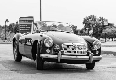 Chicago, Illinois, ABD - 08 Eylül 2024: MG MGA spor yarış arabası 1956 üstü açılır araç, ön görüş. Retro spor araba. Üstü açık MG MGA arabası. Chicago Otomobil Fuarında MG MGA.