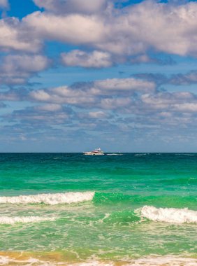 Okyanus sahilinde gün doğumu. Yaz tatilinde gün batımı deniz manzarası. Deniz bulutlu gökyüzü ile ufuk çizgisi. Denizde sakin bir ufuk. Romantik yaz tatili deniz manzarası. Deniz manzarası cenneti. Fırtına üstüne fırtına..