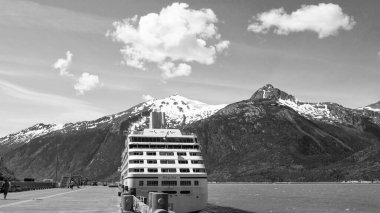 Skagway, Alaska, ABD - 07 Temmuz 2019: Gemi turu. Alaska limanı ve yolcu gemisi. Seyahat turu. Manzaralı dağlar. Seyahat güzergahı. Okyanusya 'dan Majuro Yarışı.