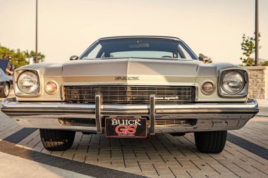 Park Ridge, Illinois, ABD - 22 Ağustos 2024: Buick Century açık hava. Retro araba otomobil fuarına park edilmiş, ön manzara. Buick Century 1973 arabası. Buick Century 'nin klasik arabası..